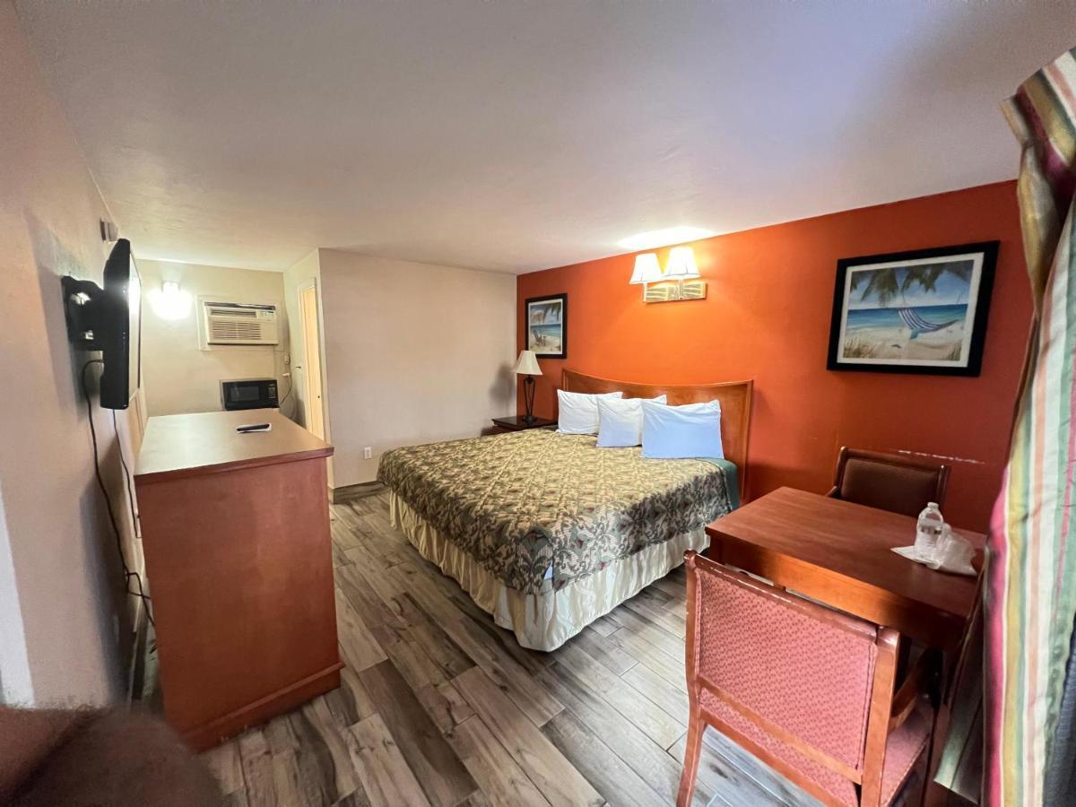 Three Oaks - Motel 2*