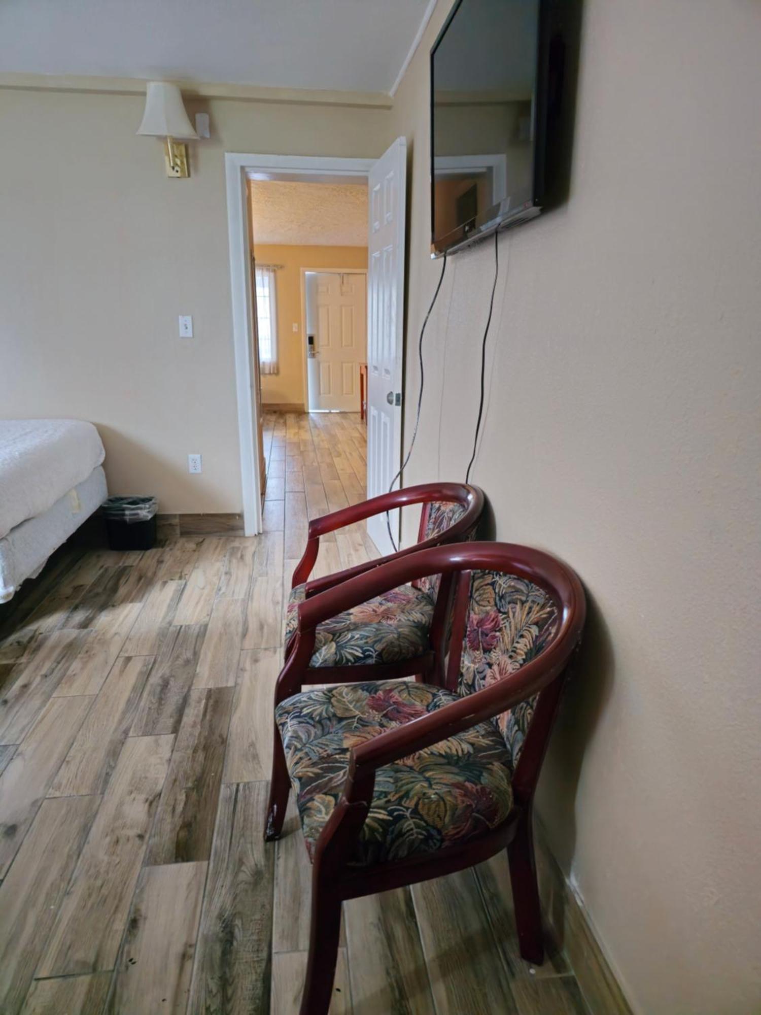 Three Oaks - Motel 2*