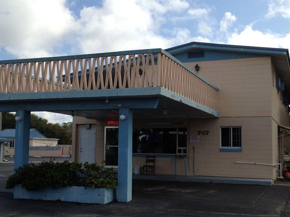 Three Oaks - Motel 2*