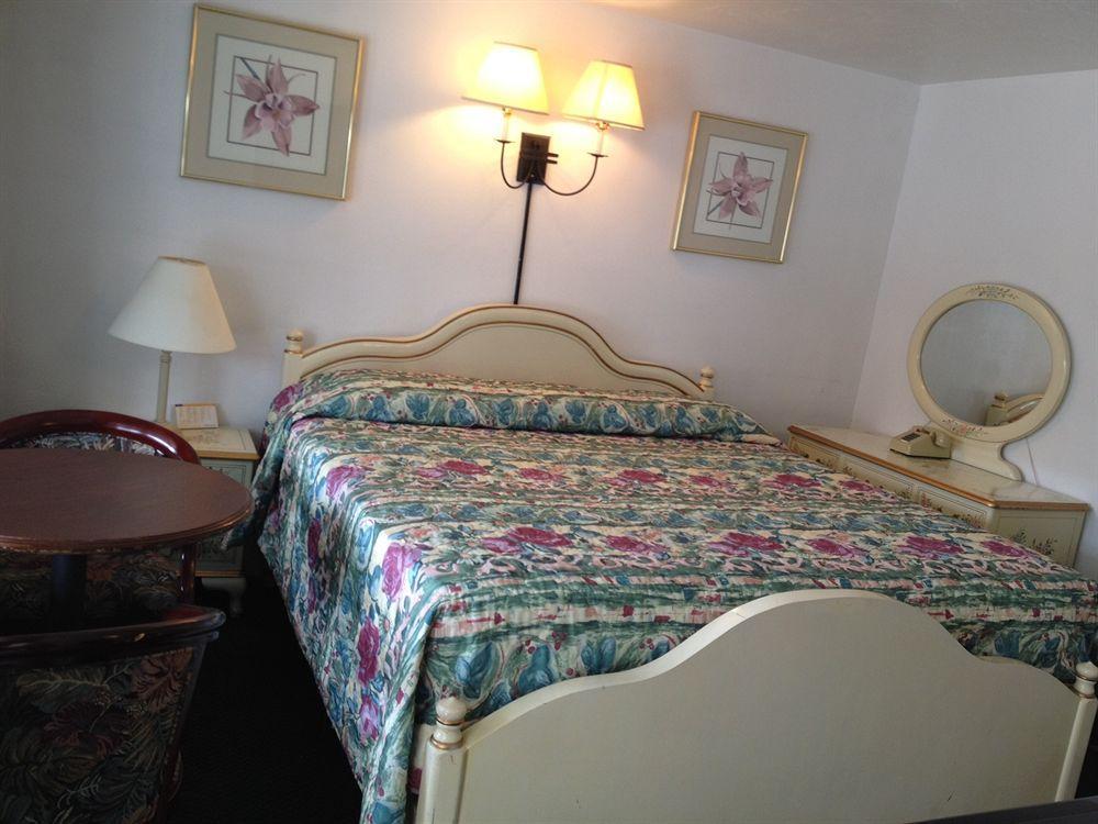 Three Oaks - Motel Titusville